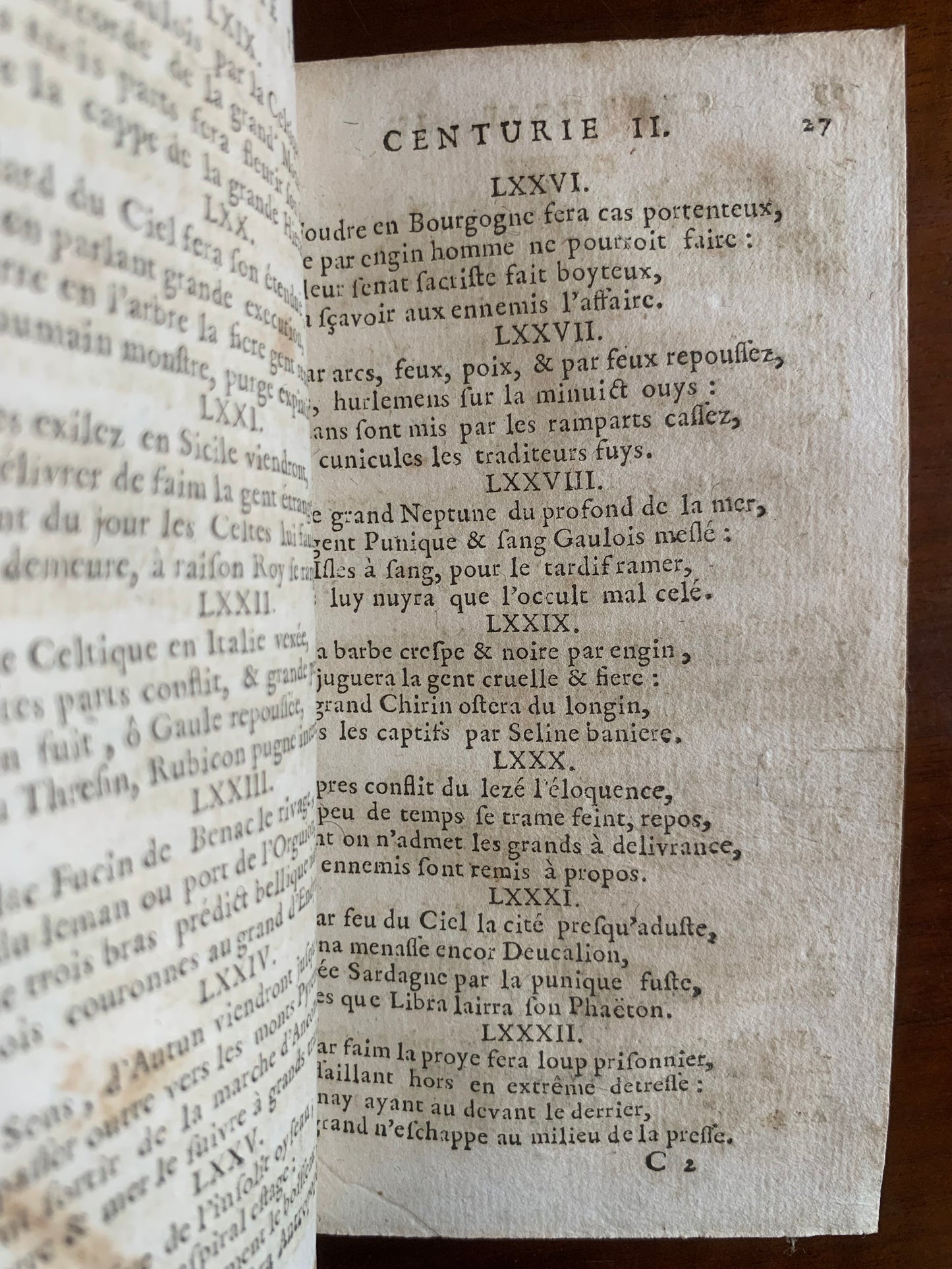 Les vrayes Centuries et Prophéties de Maistre Michel Nostradamus où se voit représenté tout ce qui c'est passé, tant en France, Espagne, Italie, Allemagne, Angleterre, qu'autres parties du Monde - 1690